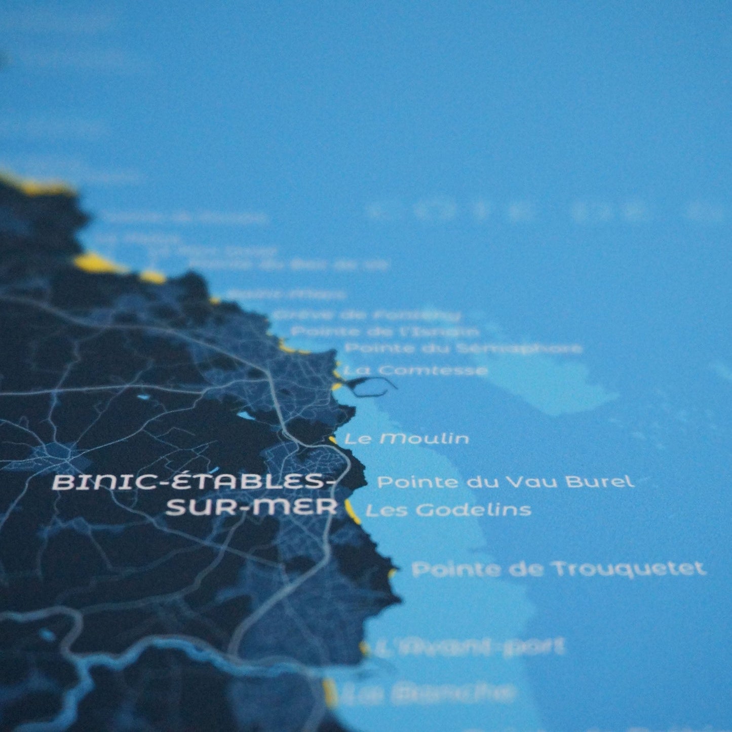 Zoom sur Binic, la qualité du papier d'art et de l'impression de l'affiche de la baie de Saint-Brieuc