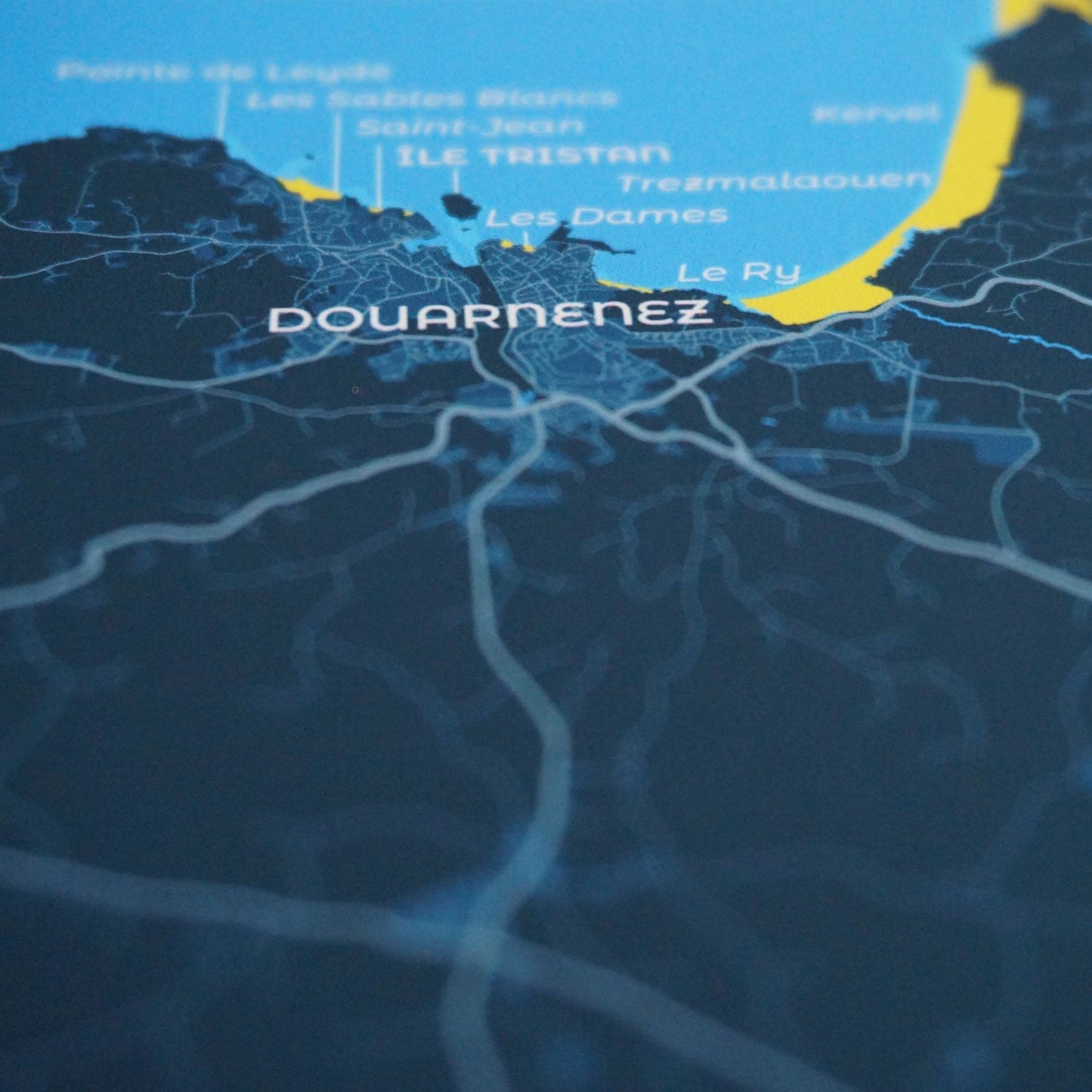 Zoom sur Douarnenez, la qualité du papier d'art et de l'impression de l'affiche de la baie d'Audierne