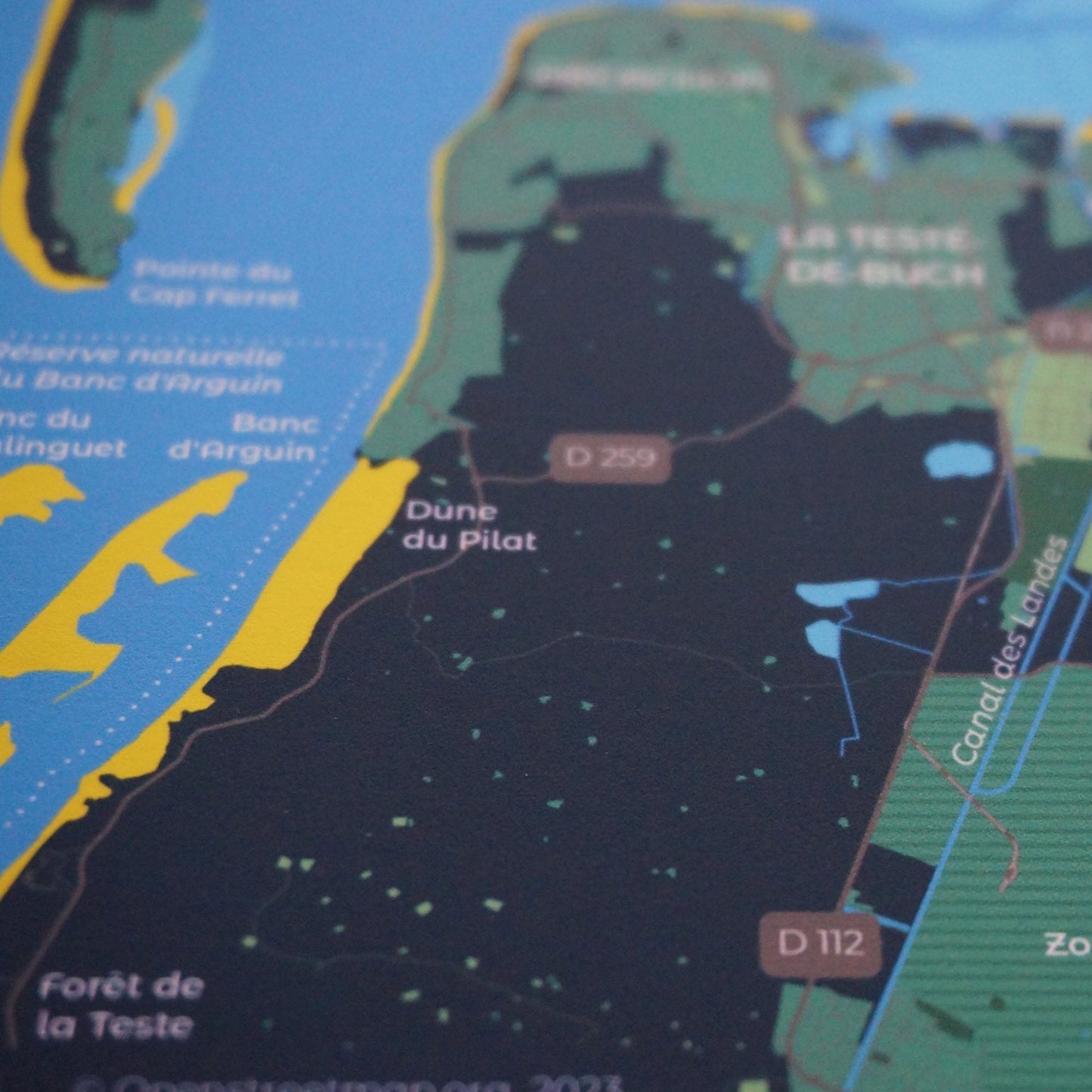 Zoom sur la qualité du papier d'art et de l'impression de l'affiche du bassin d'Arcachon format Encas