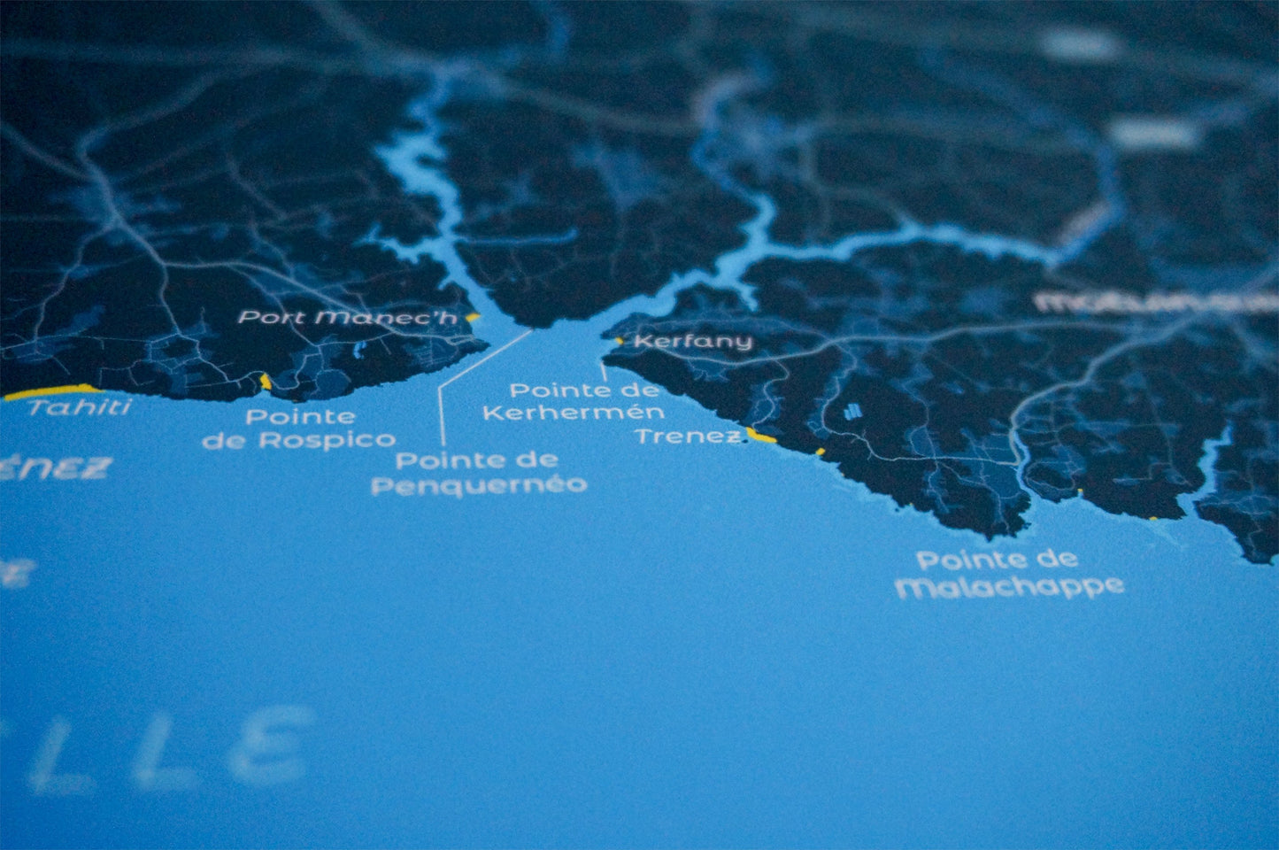 Zoom sur la côte au sud de Quimperlé, la qualité du papier d'art et de l'impression de l'affiche