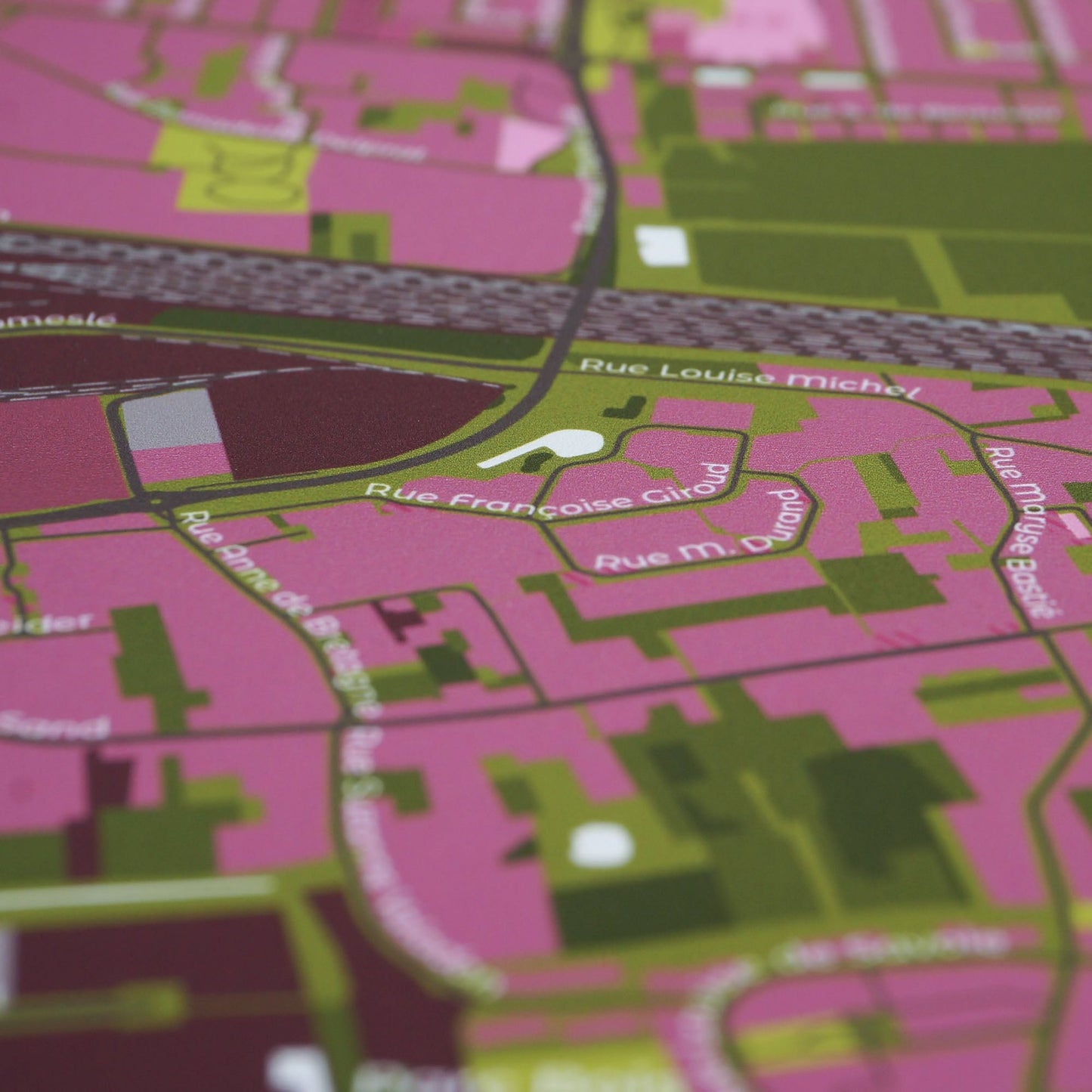 Zoom sur la qualité du papier d'art, de l'impression et des noms de rue exclusivement féminin de l'affiche de La Ville-aux-Dames