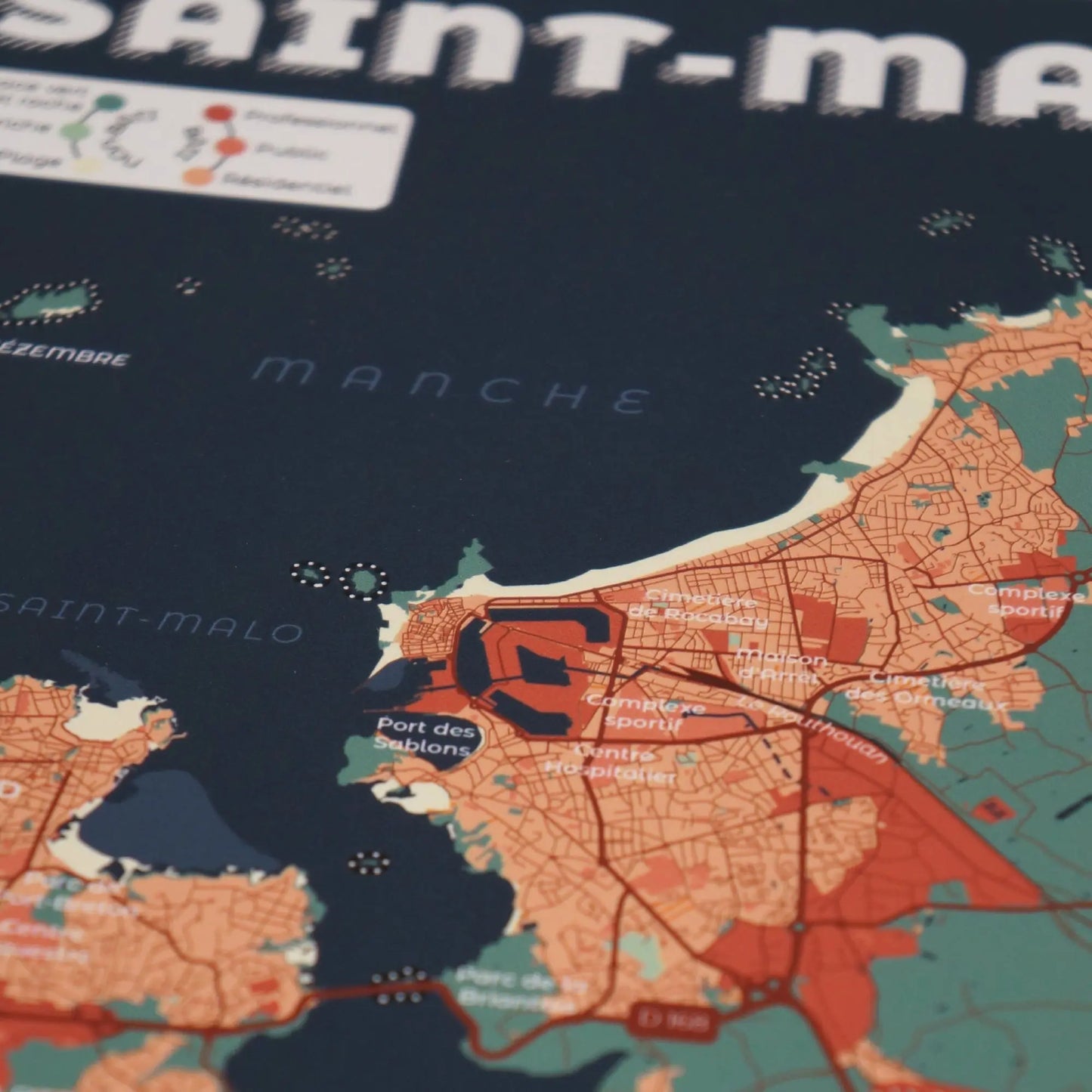 Zoom sur la qualité du papier d'art et de l'impression de l'affiche de Saint-Malo format Encas