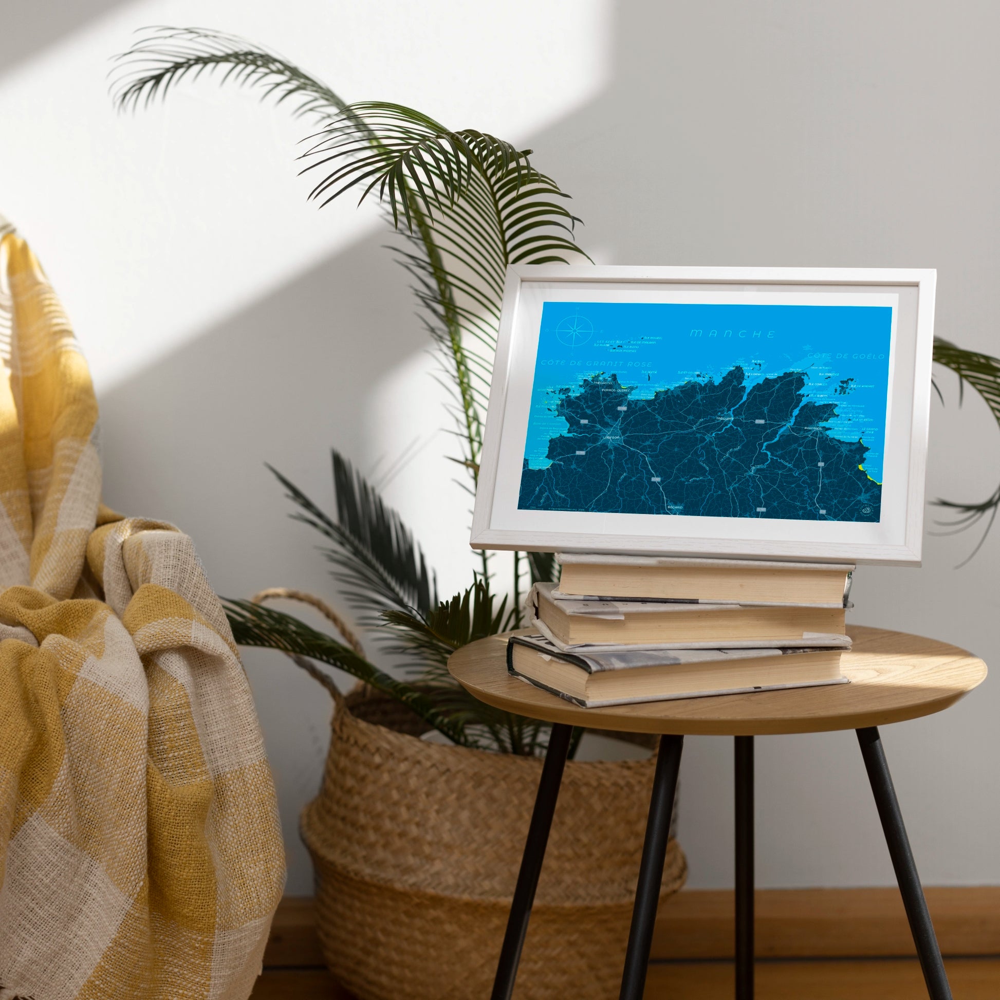 La carte représentant la côte de Granit et Rose et de Goëlo est présentée encadrée dans un salon à l'ambiance chaleureuse