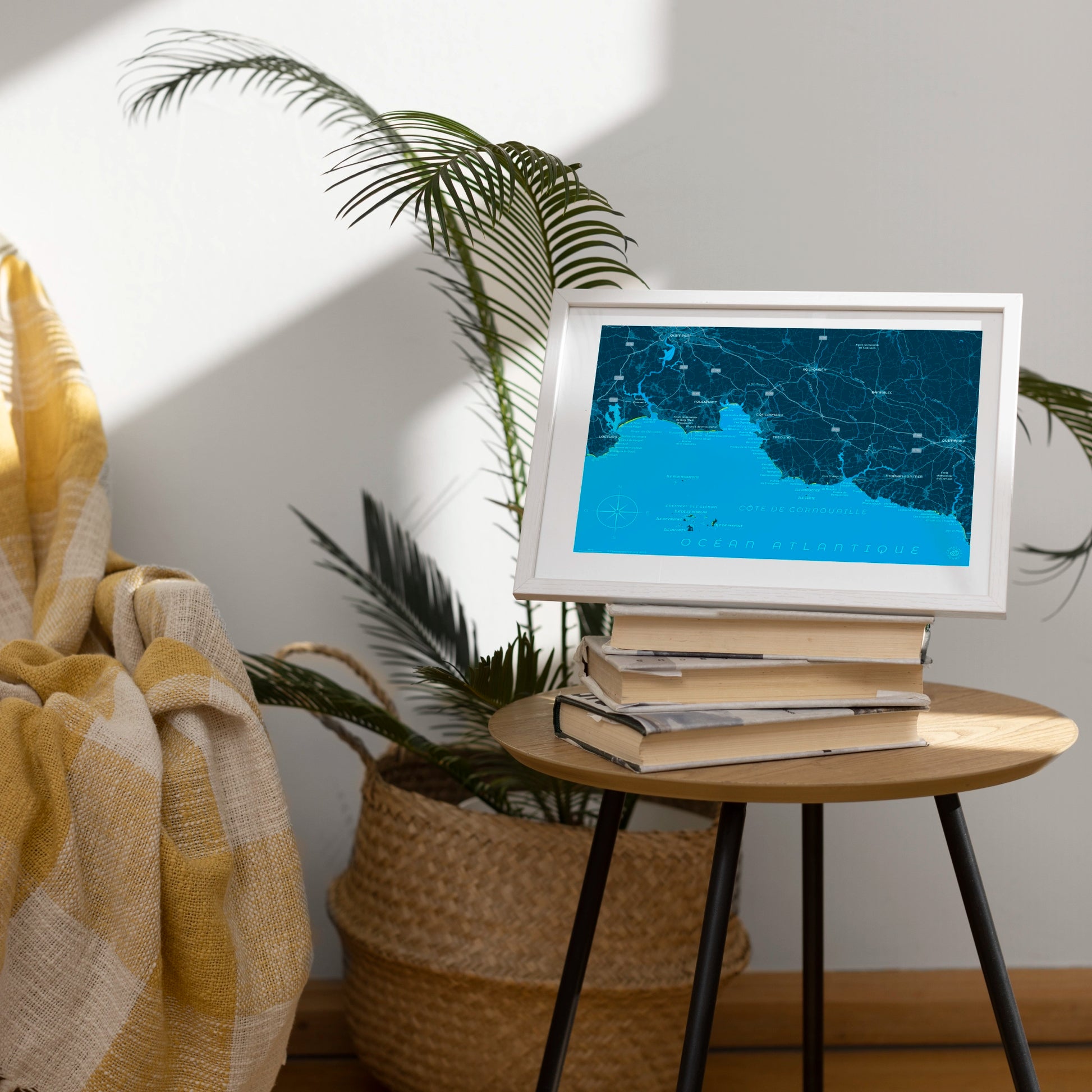 La carte représentant la côte de Cornouaille est présentée encadrée dans un salon à l'ambiance chaleureuse