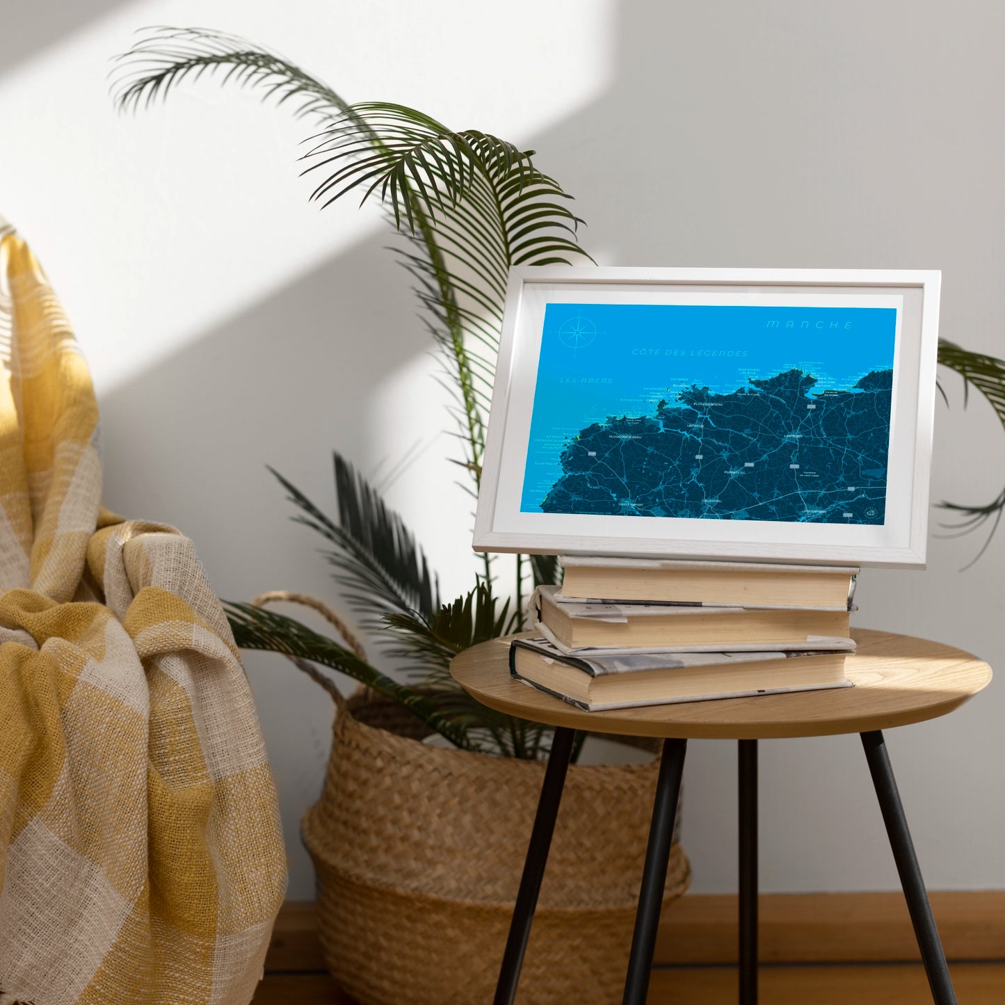 La carte représentant la côte des Légendes est présentée encadrée dans un salon à l'ambiance chaleureuse