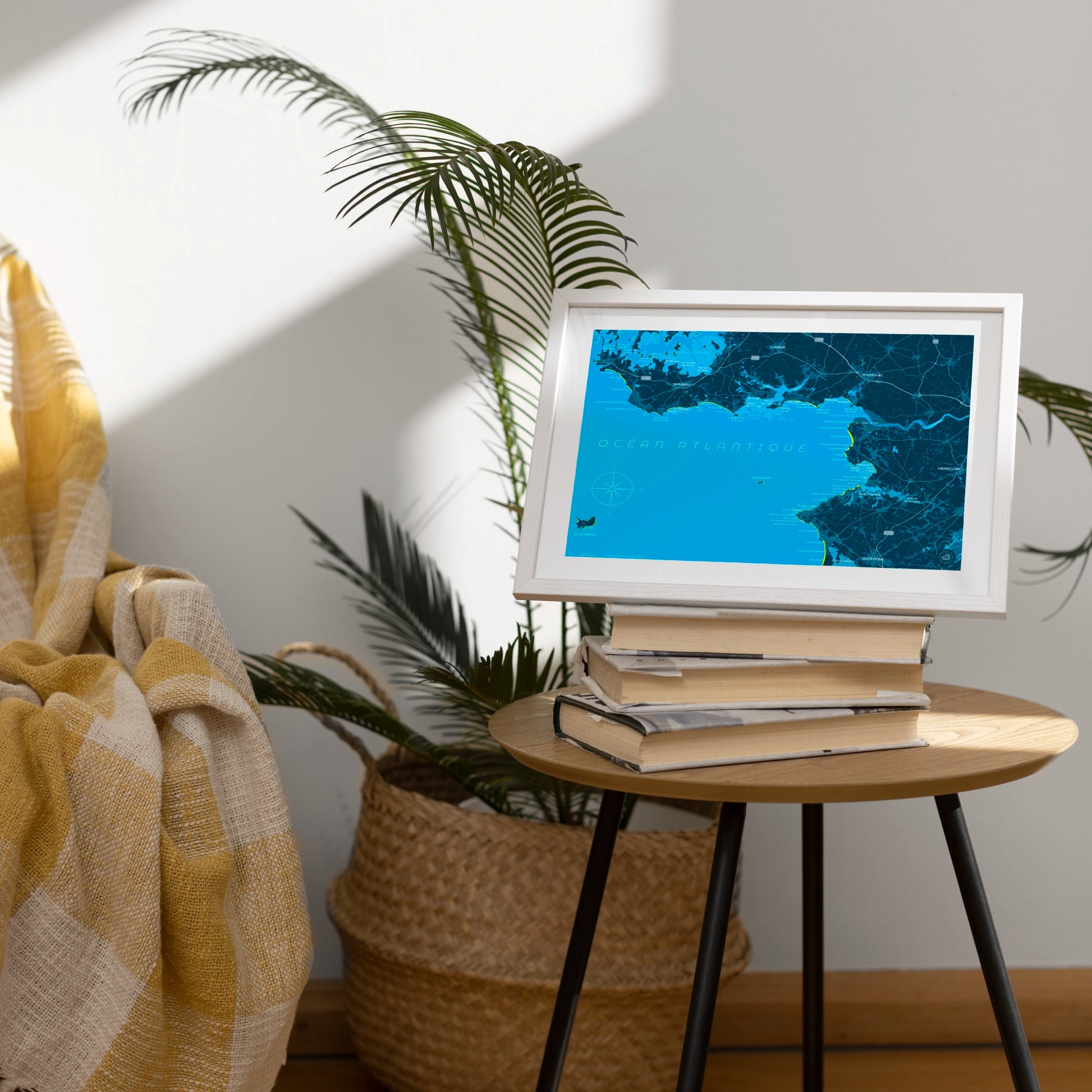 La carte représentant l'estuaire du fleuve de La VIlaine est présentée encadrée dans un salon au décor chaleureux