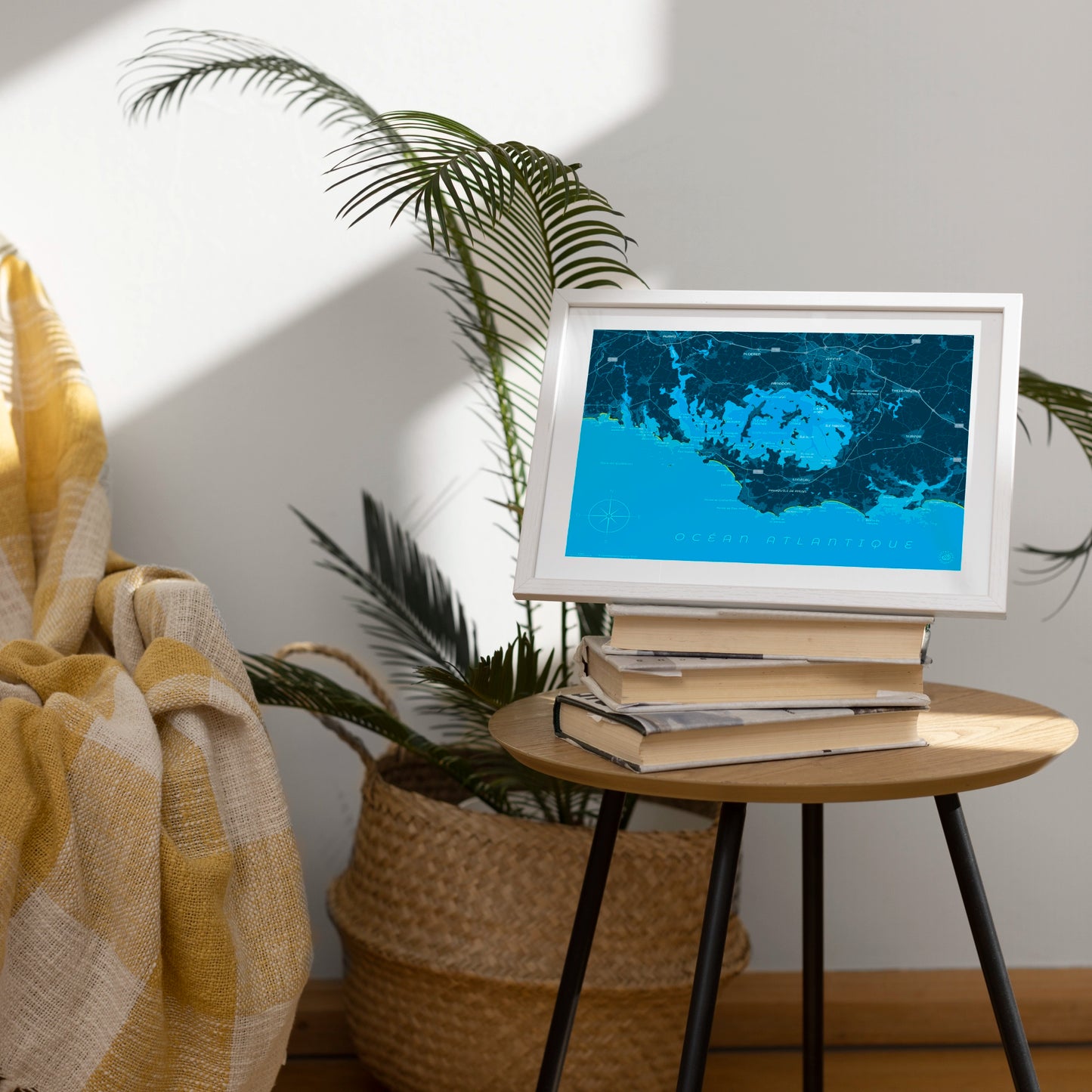 La carte représentant le Golfe du Morbihan est présentée encadrée dans un salon au décor chaleureux