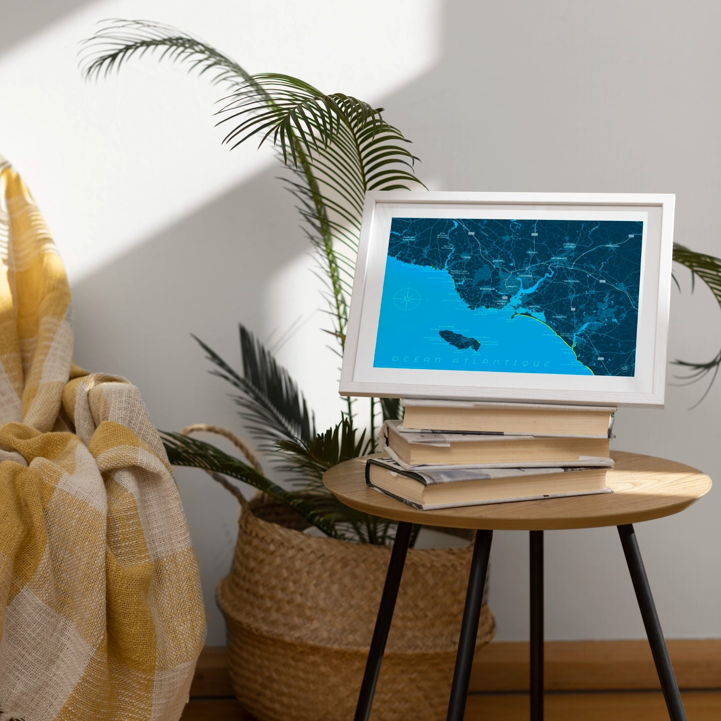 La carte représentant la côte autour de Lorient et l'île de Groix est présentée encadrée dans un salon à l'ambiance chaleureuse