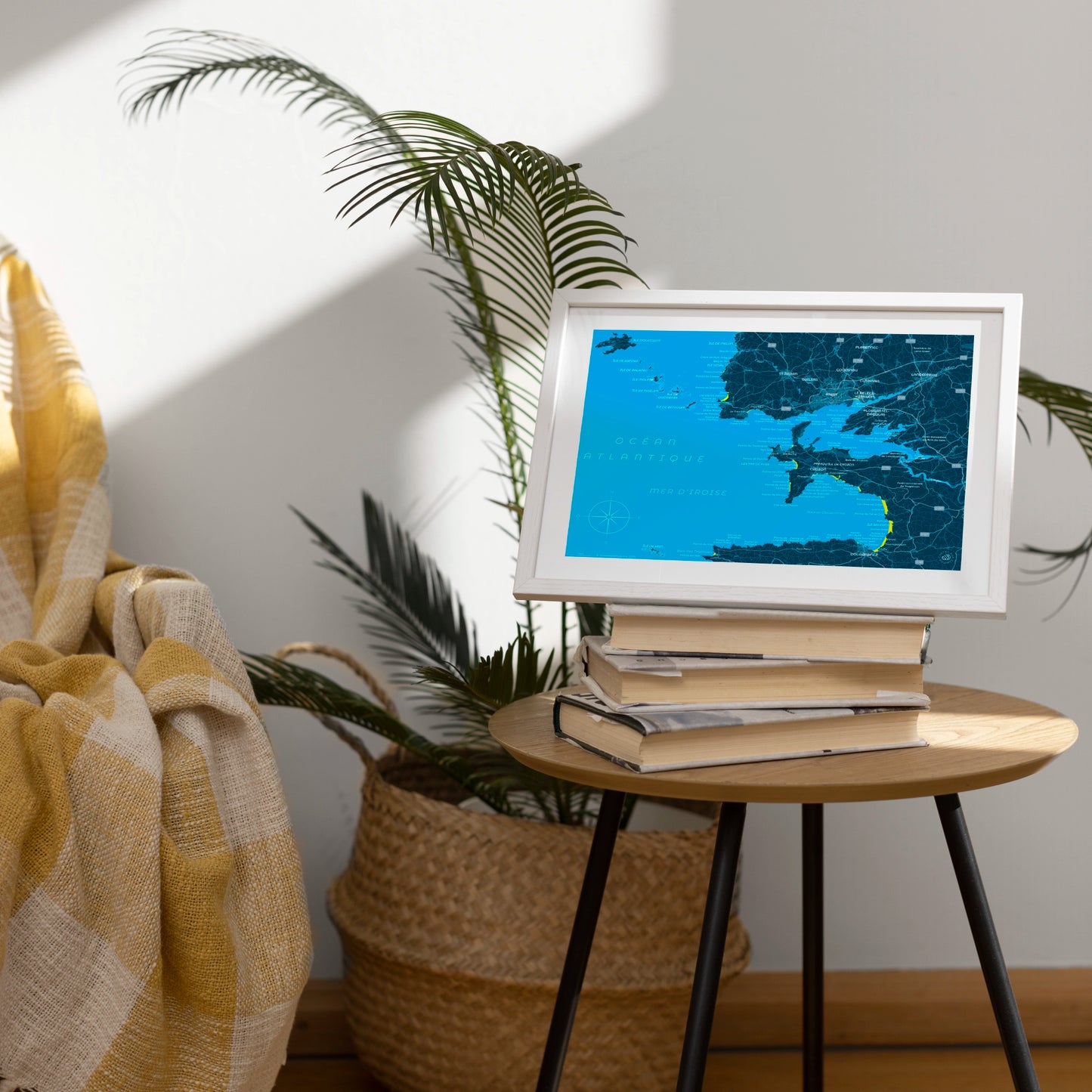 L'affiche cartographique de la côte de la mer d'Iroise au format 30 x 40 cm est présentée encadrée dans un salon chaleureux