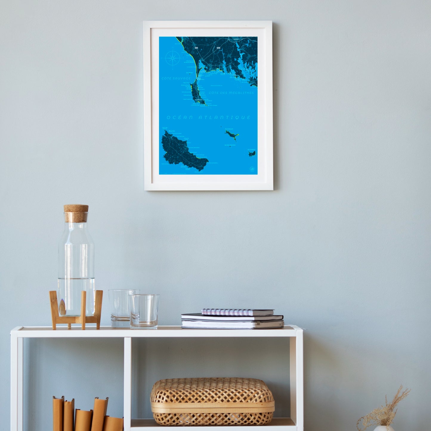 La carte représentant la presqu'île de Quiberon est présentée encadrée dans un salon à sobrement décoré