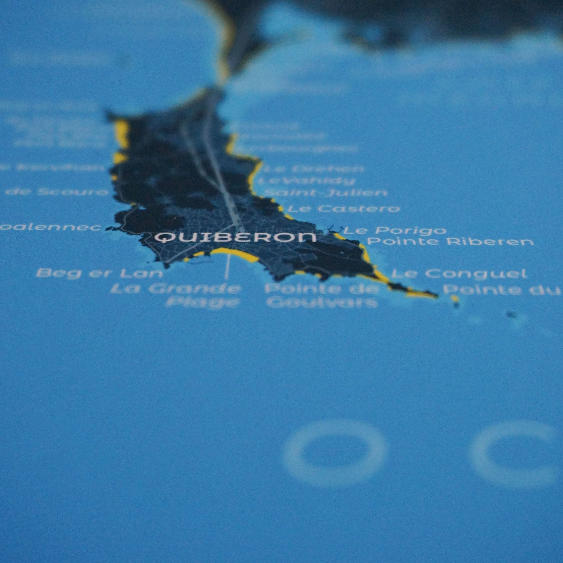 Zoom sur la presqu'île de Quiberon, la qualité du papier d'art et de l'impression de l'affiche